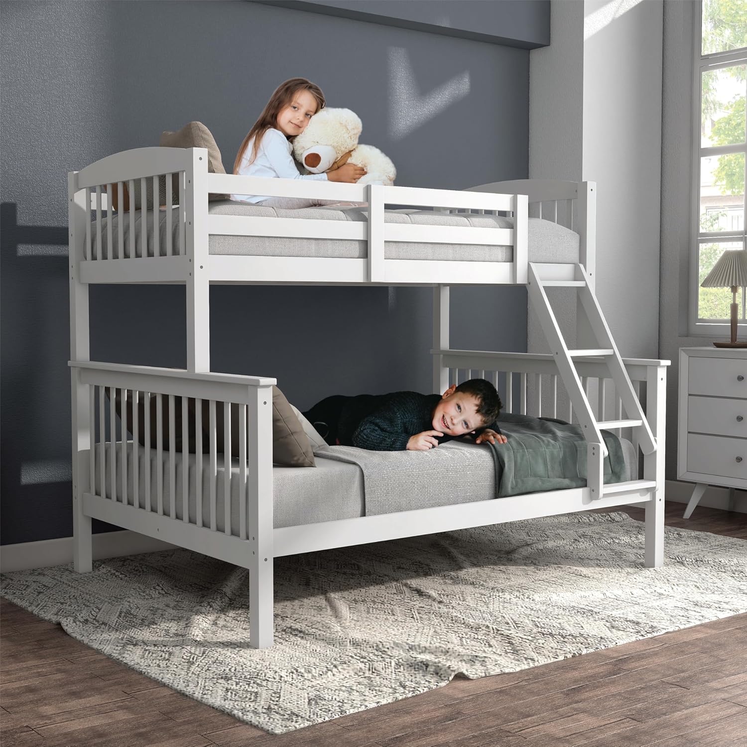 Lit superposé amovible en bois d'hévéa Eloise Twin Over Full de Furniture of America avec échelle et garde-corps de sécurité, gain de place pour chambre d'enfant, chambre d'amis, petits espaces, blanc